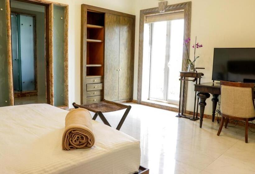 Delüks Oda, The Lorian Club