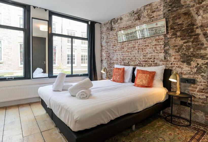 חדר סטנדרט, Twenty Five Rooms