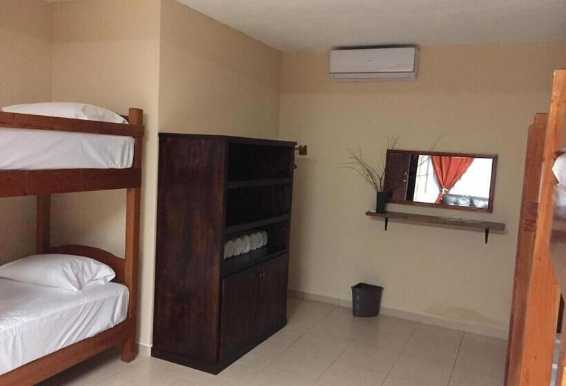 ルームシェアのワンベッド, Hostal Aquismon