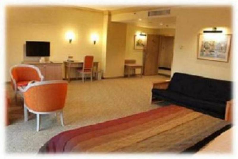 جناح إدارى, Grand Darul Makmur Hotel Kuantan