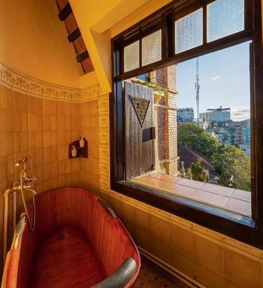 اتاق لوکس با چشمانداز شهر, Saphir Dalat