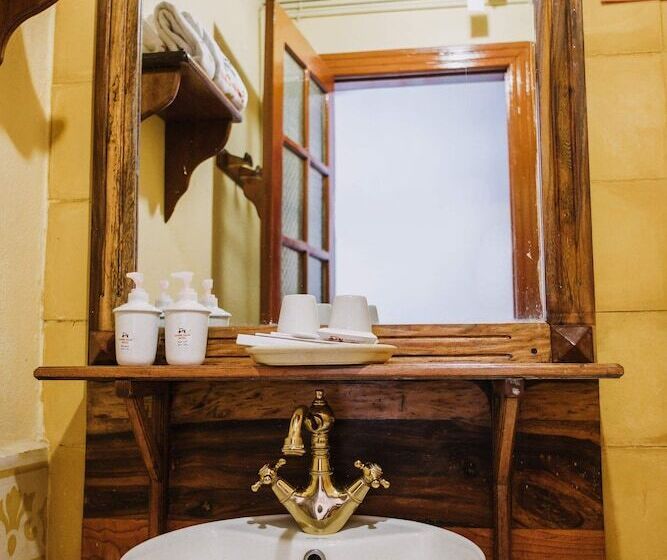 اتاق سوپریور با چشمانداز شهر, Saphir Dalat