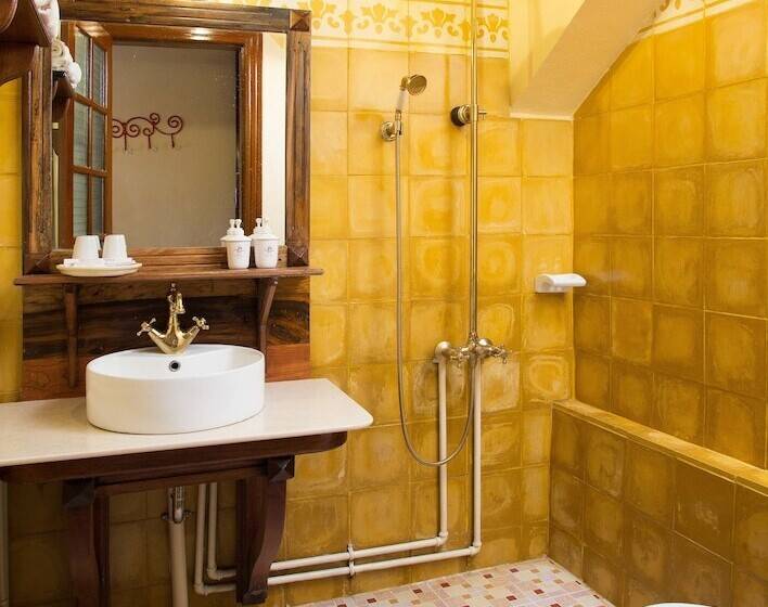 اتاق سوپریور با چشمانداز شهر, Saphir Dalat