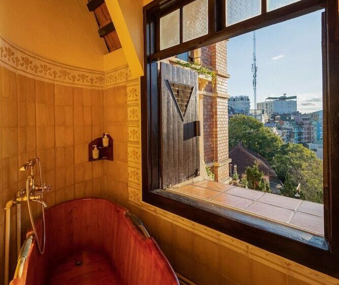 اتاق لوکس با چشمانداز شهر, Saphir Dalat