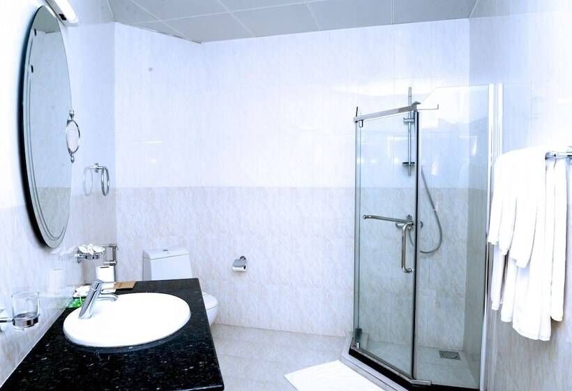 חדר דלוקס לשלושה, Sudu Araliya