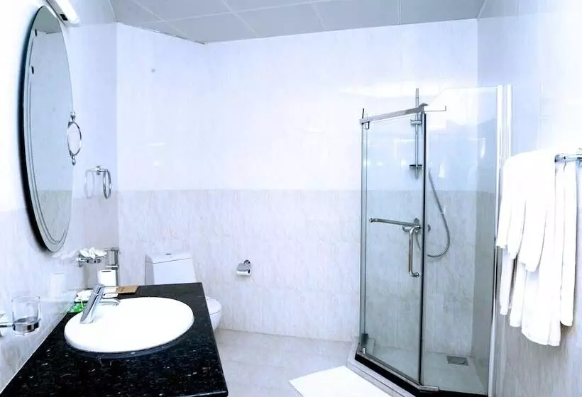 Deluxe Kolmen Hengen Huone, Sudu Araliya