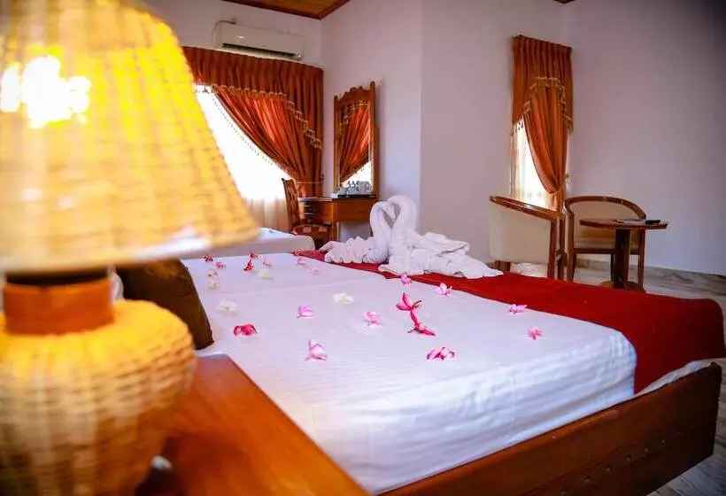 Deluxe Kolmen Hengen Huone, Sudu Araliya