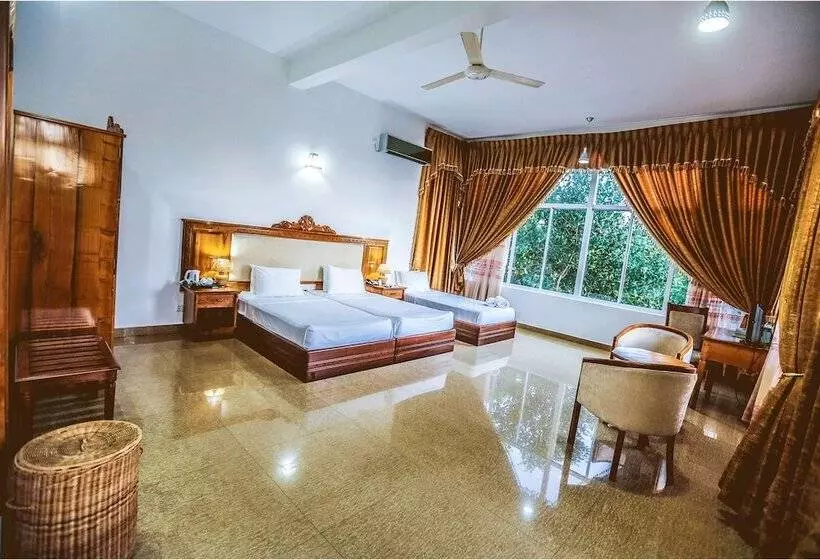 Deluxe Kolmen Hengen Huone, Sudu Araliya