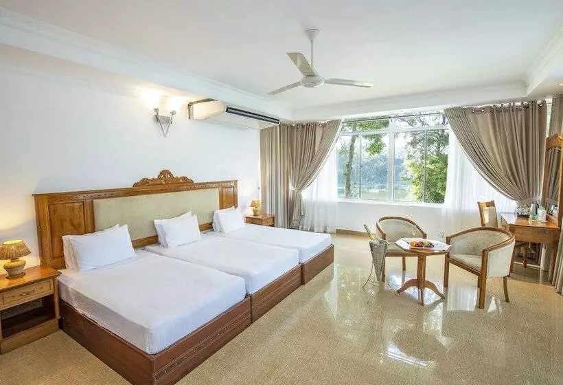 Deluxe Kolmen Hengen Huone, Sudu Araliya