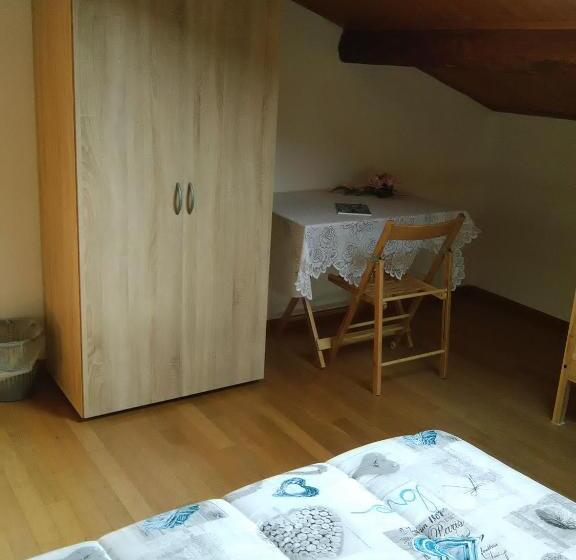 اتاق ساده سه نفره, B&b Tisoi