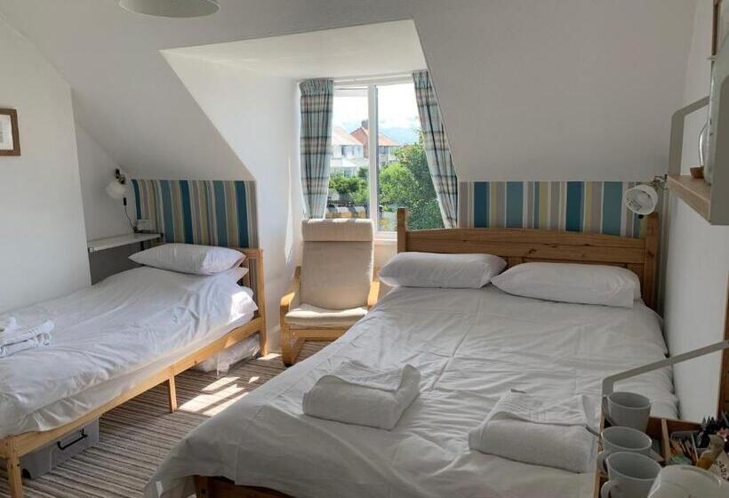 패밀리 룸, Holly Trees