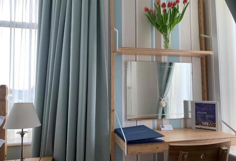 디럭스 룸, Holly Trees