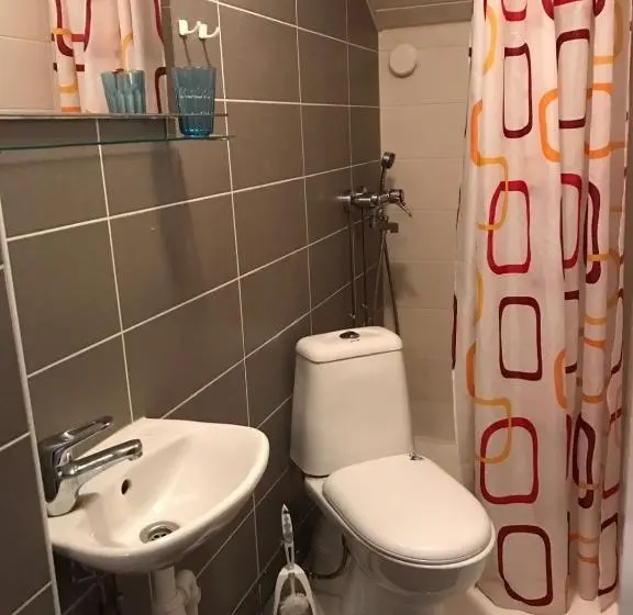 اتاق خانوادگی, Tientaus 1 Apartments