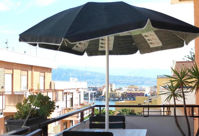 غرفة قياسية ثلاثية مزودة بشرفة, B&b La Murina