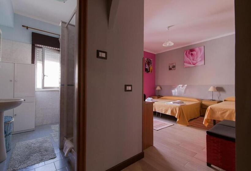 غرفة قياسية ثلاثية مزودة بشرفة, B&b La Murina