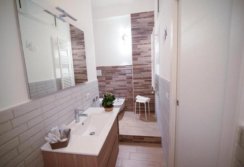 דירת חדר נוף לים, Le Tre Chiavi