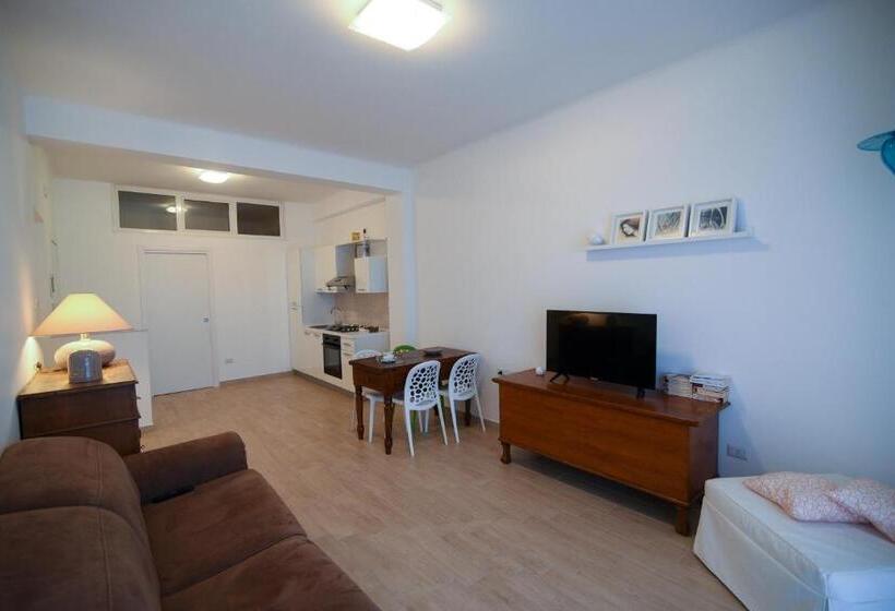 דירת חדר נוף לים, Le Tre Chiavi