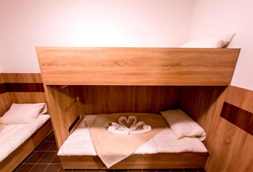 スタンダードトリプルルーム, Cvse Clubház és Panzió