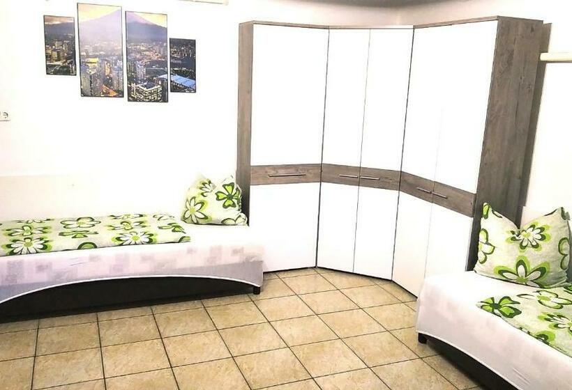 浴室共有スタンダード4人用ルーム, Hostel Maros