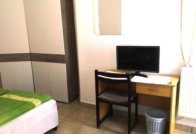 이코노미 룸, Hostel Maros