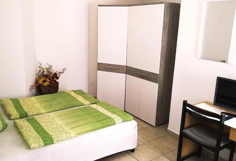 חדר אקונומי, Hostel Maros