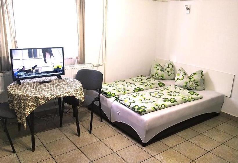 浴室共有スタンダード4人用ルーム, Hostel Maros