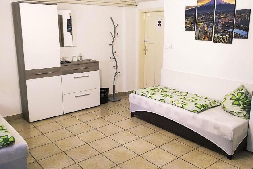 스탠다드 4인용 룸 공용 욕실, Hostel Maros