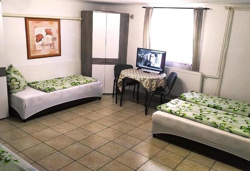 חדר סטנדרטי לארבעה עם חדר אמבטיה משותף, Hostel Maros