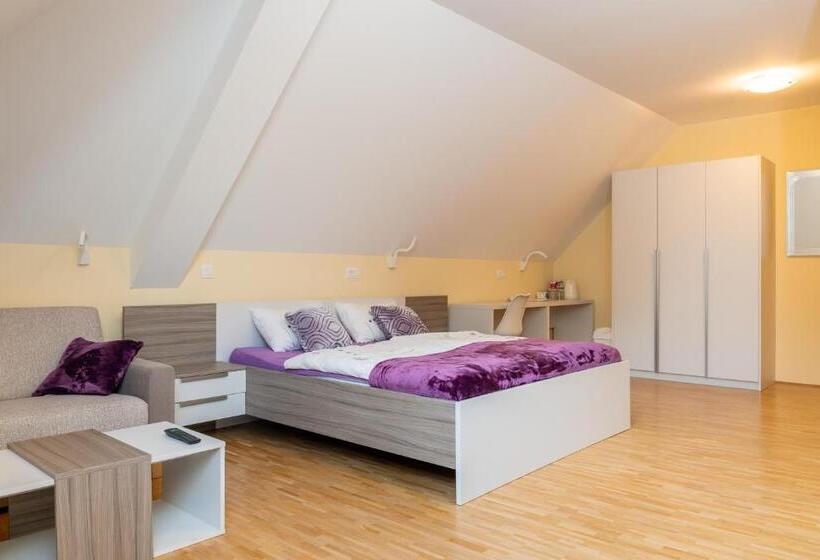 اتاق لوکس, Dvorec Trebnik Sobe