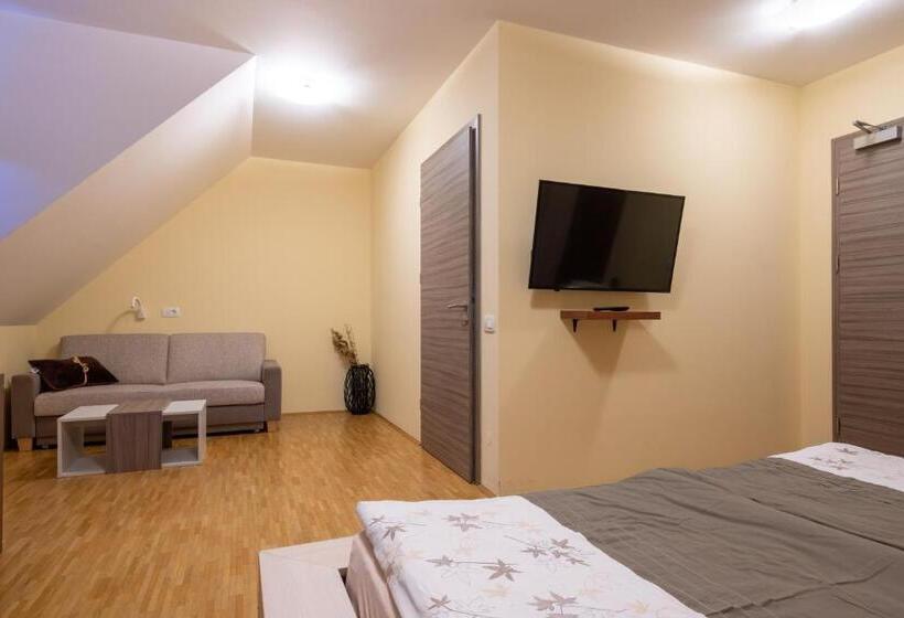 اتاق لوکس, Dvorec Trebnik Sobe