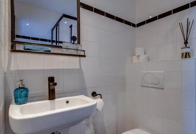 اتاق استاندارد با چشمانداز شهر, Seventyfive