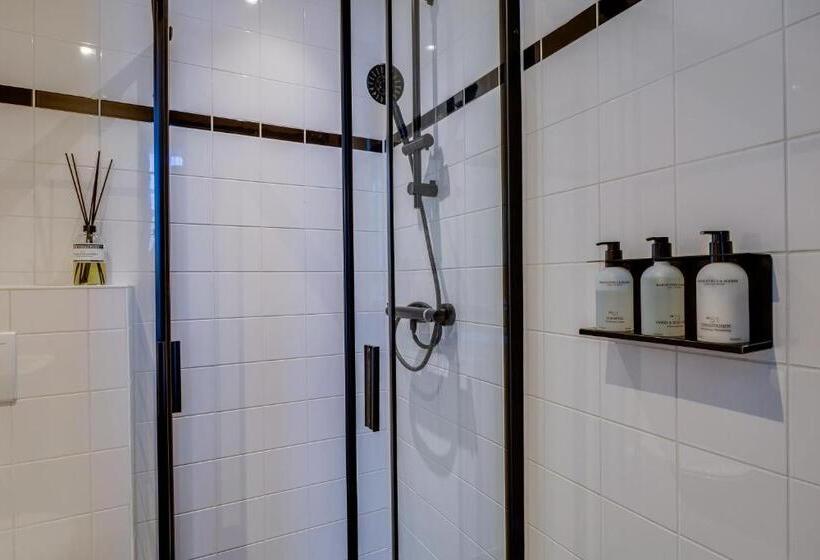 اتاق استاندارد با چشمانداز شهر, Seventyfive