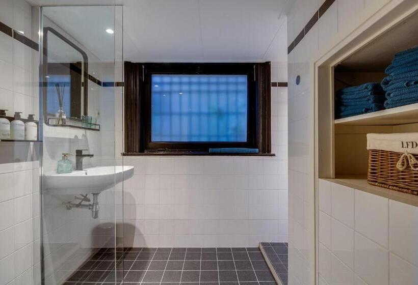 اتاق لوکس خانوادگی, Seventyfive