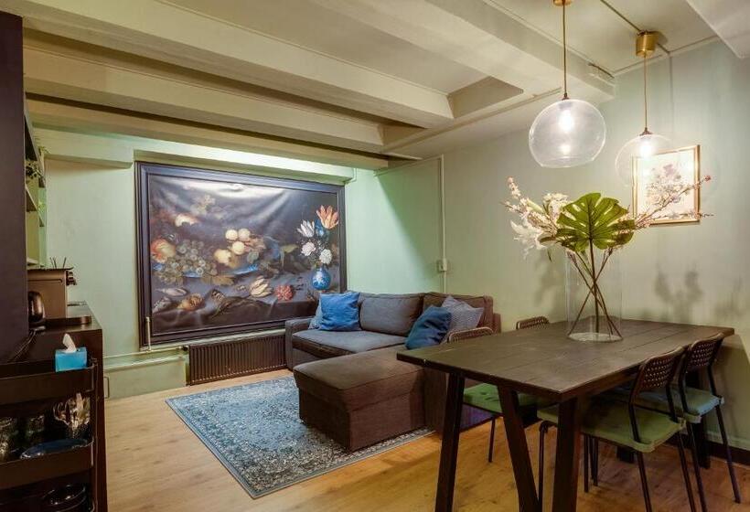 اتاق لوکس خانوادگی, Seventyfive