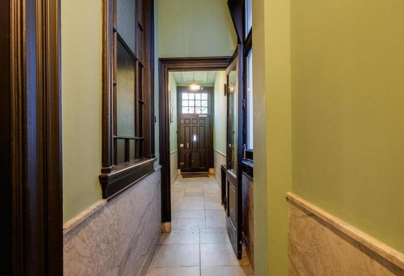 اتاق استاندارد با چشمانداز شهر, Seventyfive