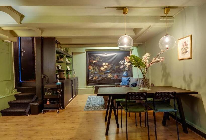 اتاق لوکس خانوادگی, Seventyfive