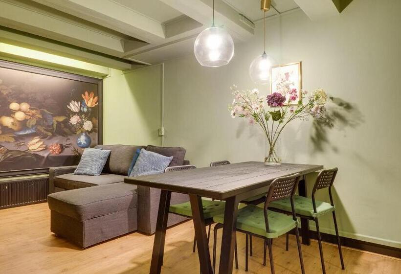 اتاق لوکس خانوادگی, Seventyfive