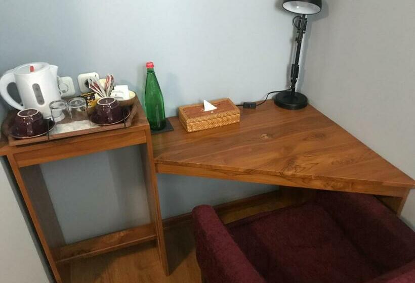 舒适三人间, Wae Molas