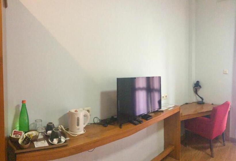 舒适三人间, Wae Molas