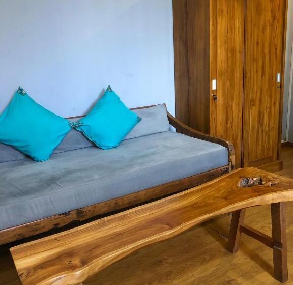 舒适三人间, Wae Molas