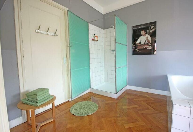 Deluxe Room, Cafe Modern