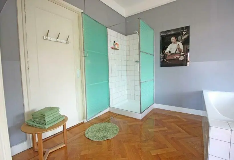 Deluxe Room, Cafe Modern