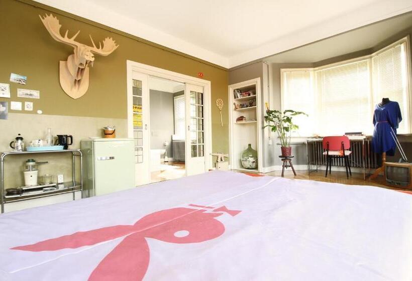 Deluxe Room, Cafe Modern