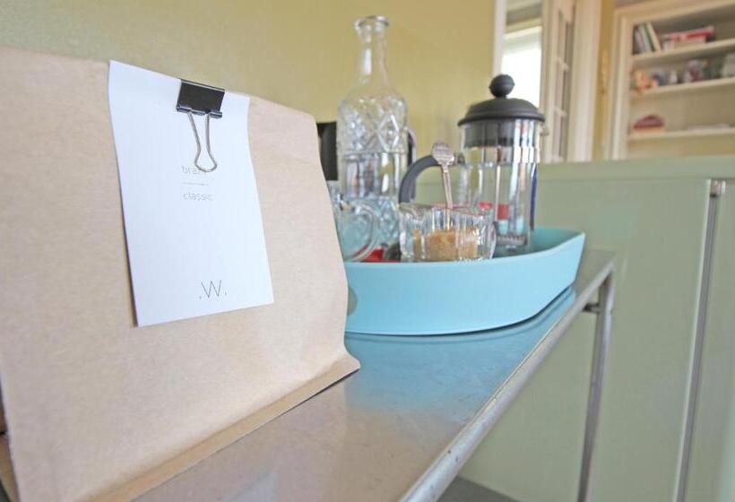 Deluxe Room, Cafe Modern