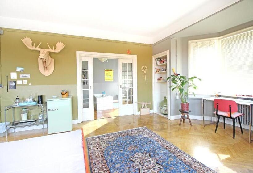 Deluxe Room, Cafe Modern