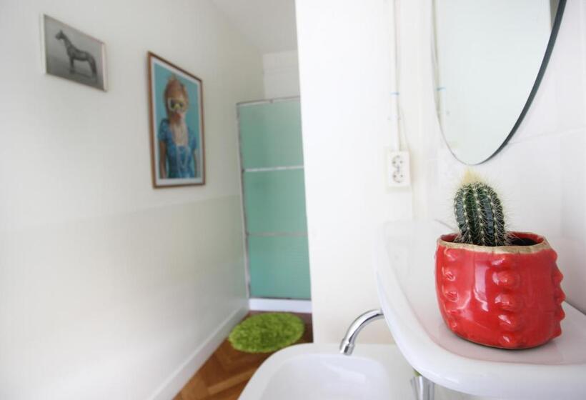 Standard Room, Cafe Modern