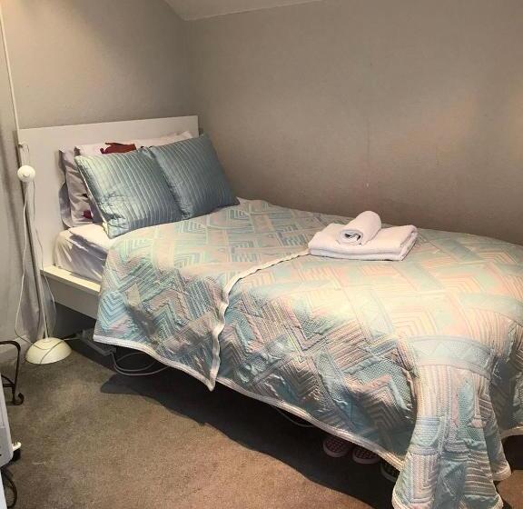 חדר סטנדרד יחיד חדר אמבטיה משותף, Golden Cross Guesthouse