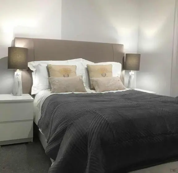استودیوی لوکس, Golden Cross Guesthouse