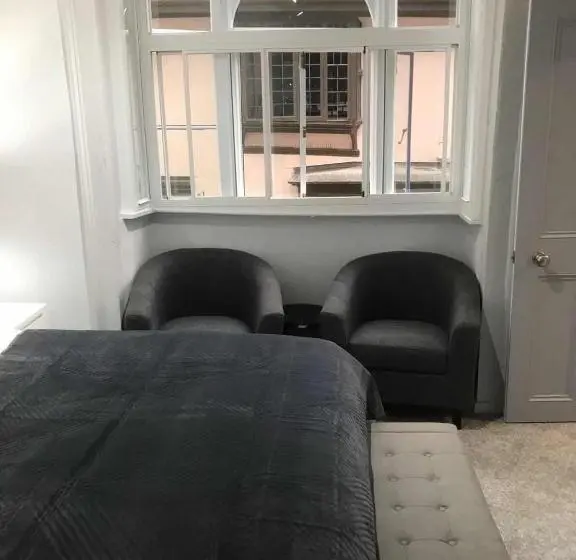 استودیوی لوکس, Golden Cross Guesthouse