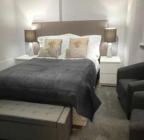 استودیوی لوکس, Golden Cross Guesthouse